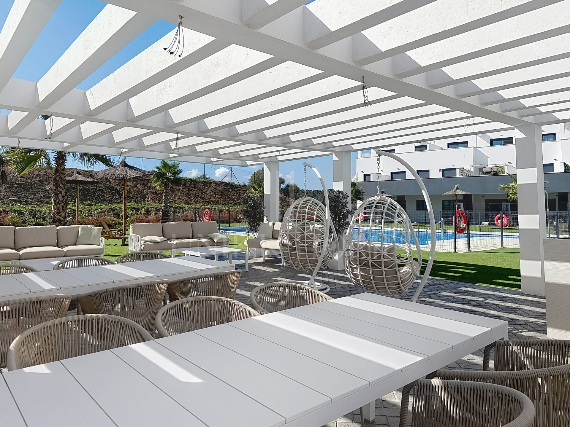 Modern apartment ready to move in – with sea views and within walking distance to the beach – West Estepona area