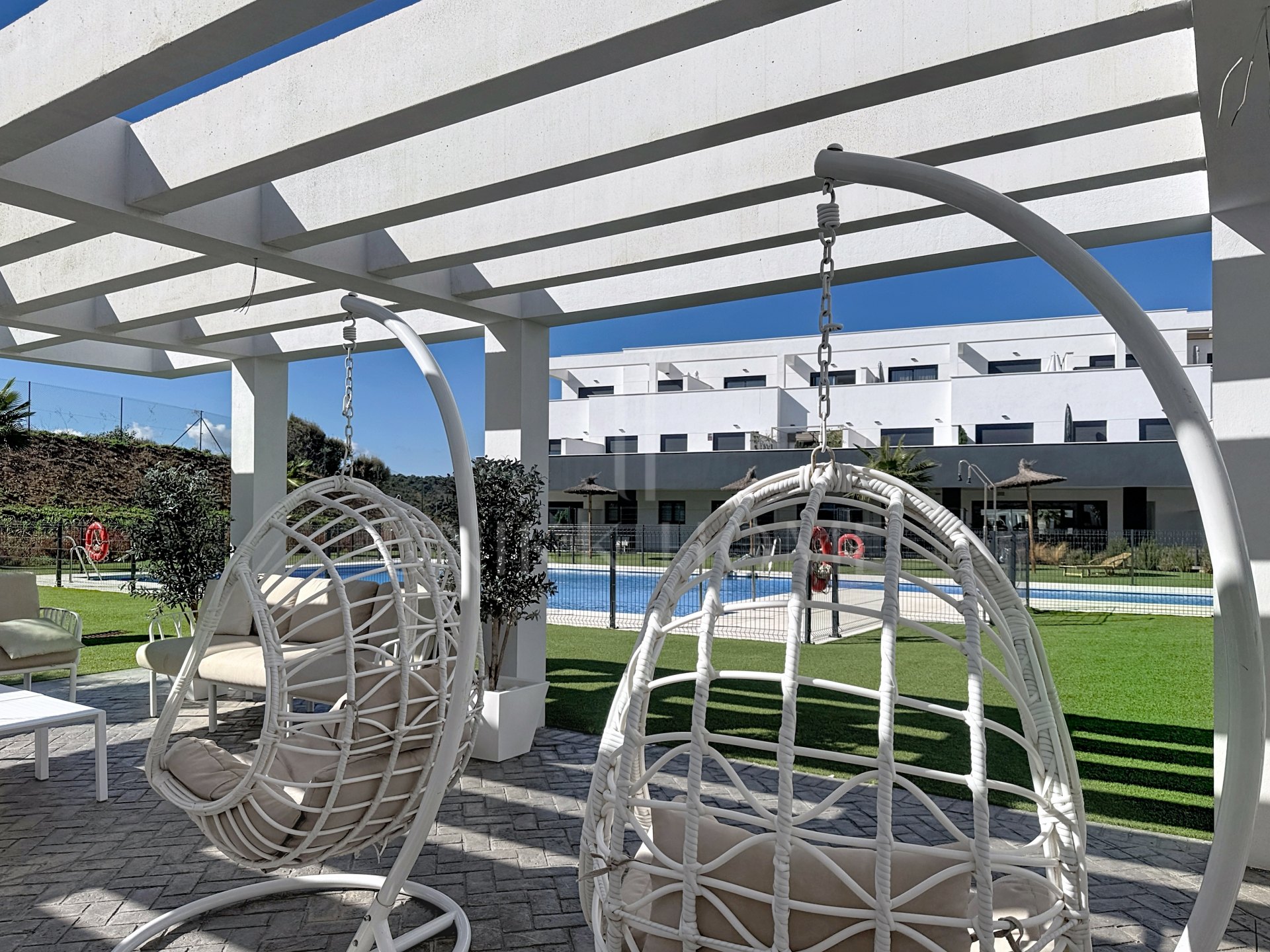 Modern apartment ready to move in – with sea views and within walking distance to the beach – West Estepona area