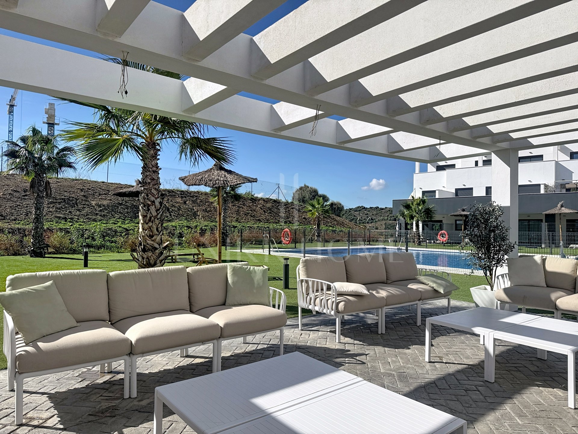 Modern apartment ready to move in – with sea views and within walking distance to the beach – West Estepona area