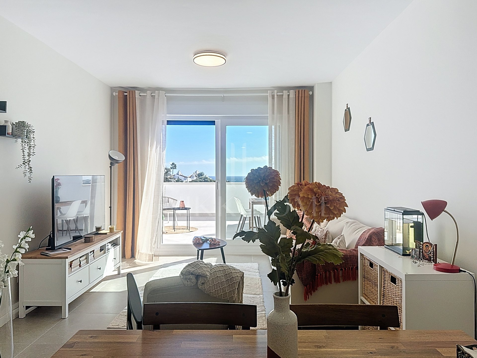 Modern apartment ready to move in – with sea views and within walking distance to the beach – West Estepona area