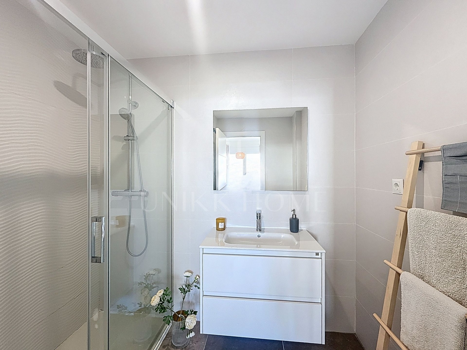 Modern apartment ready to move in – with sea views and within walking distance to the beach – West Estepona area