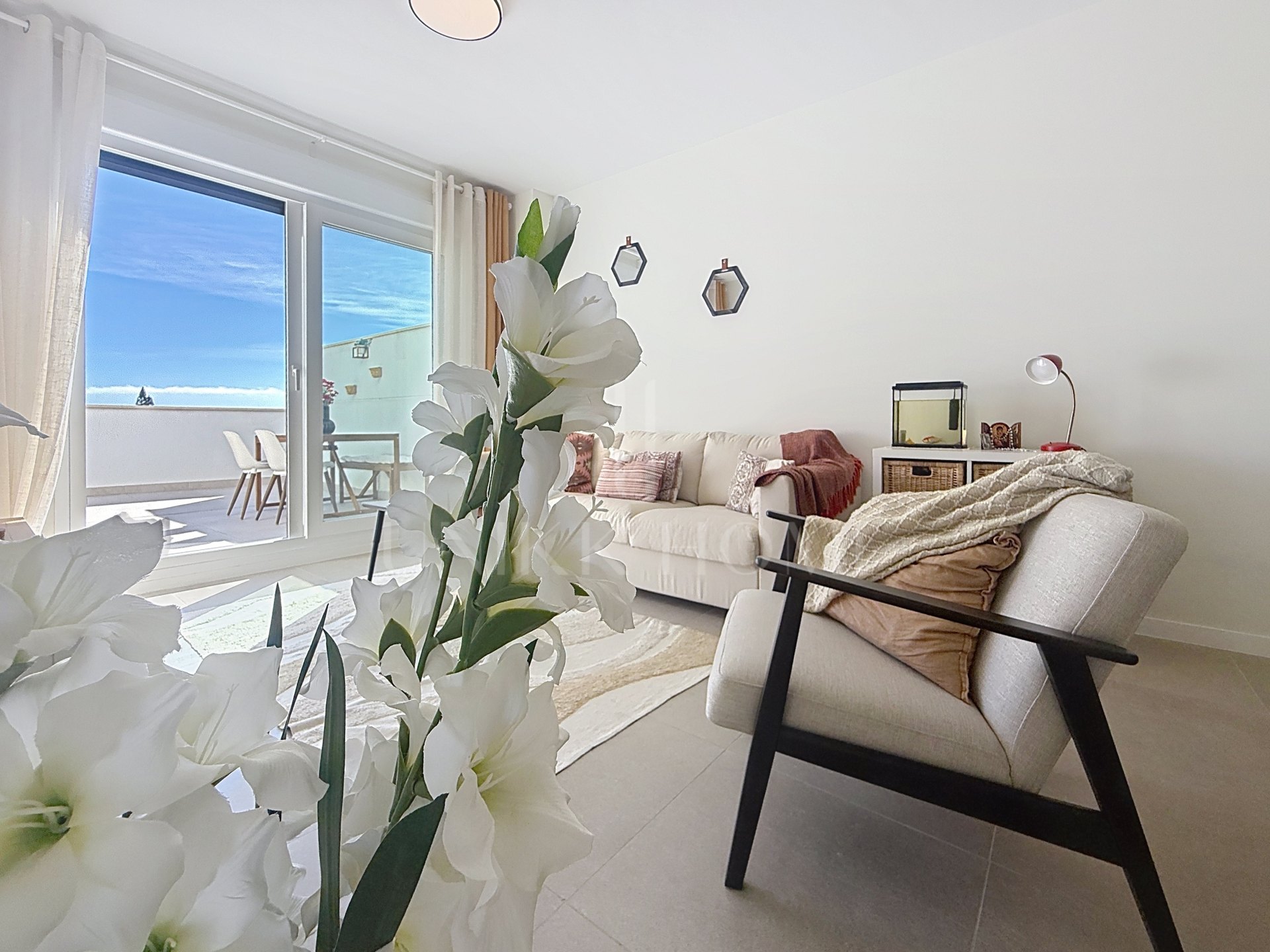 Modern apartment ready to move in – with sea views and within walking distance to the beach – West Estepona area