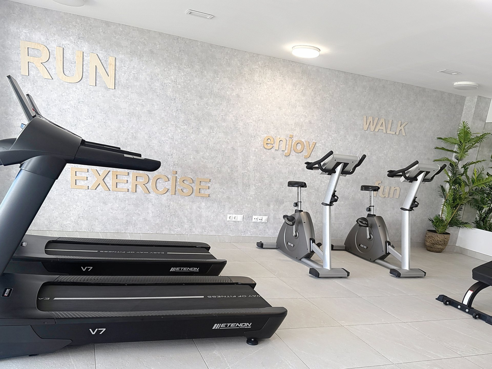 Modern apartment ready to move in – with sea views and within walking distance to the beach – West Estepona area