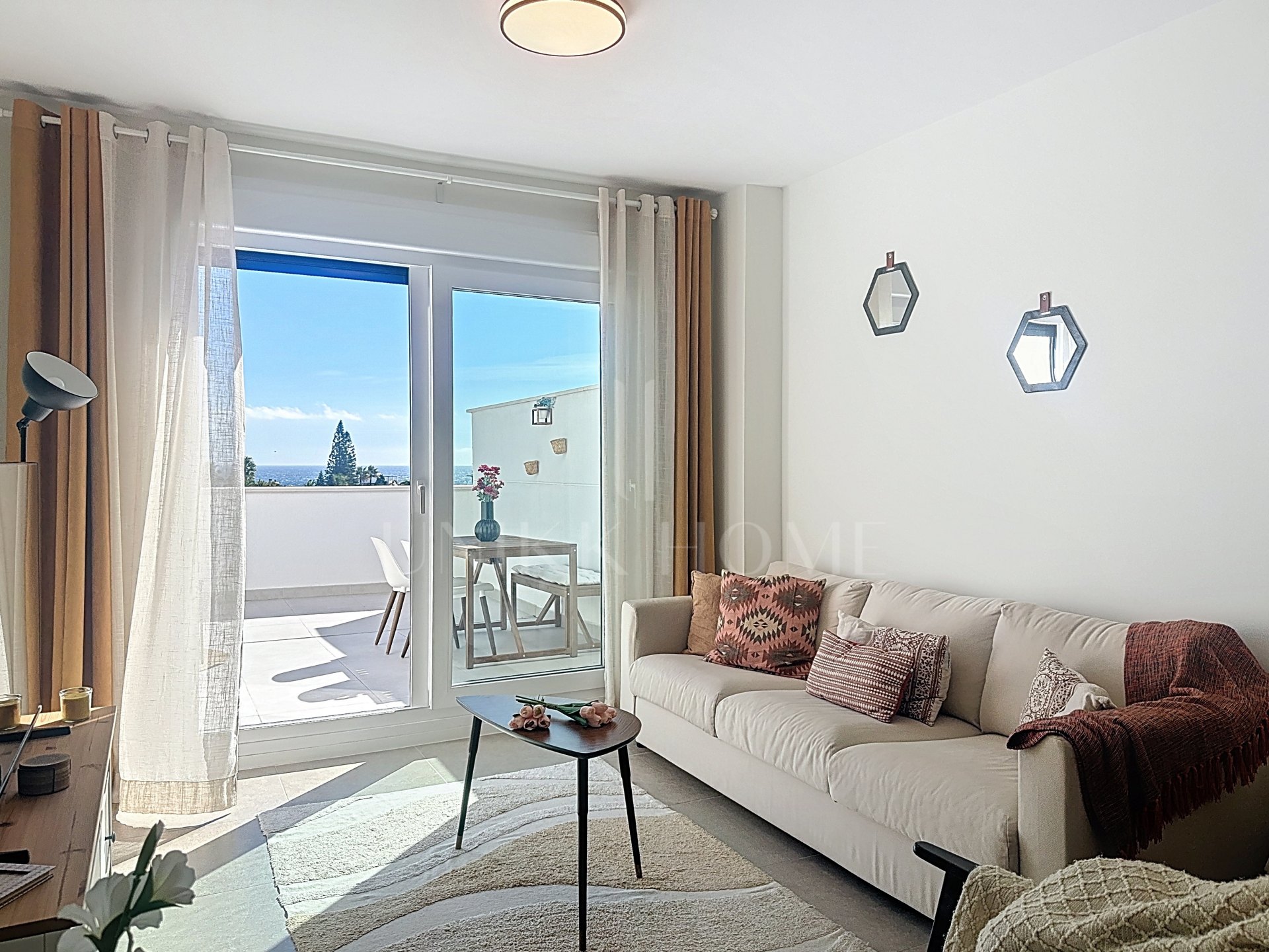 Modern apartment ready to move in – with sea views and within walking distance to the beach – West Estepona area
