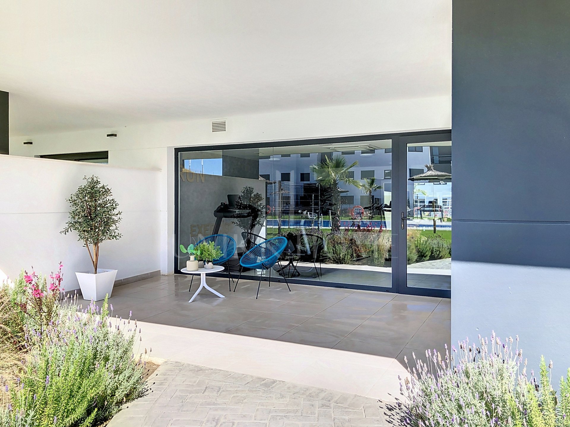 Modern apartment ready to move in – with sea views and within walking distance to the beach – West Estepona area