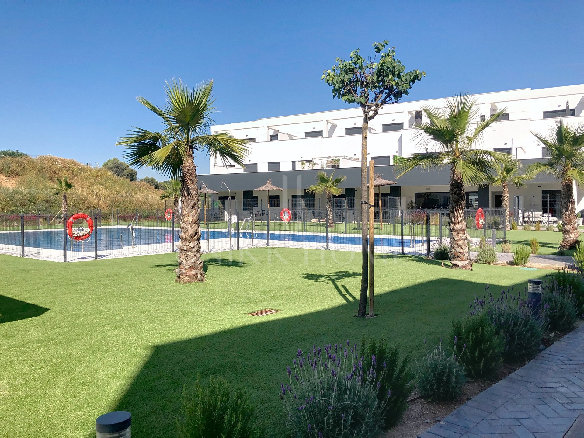 Modern apartment ready to move in – with sea views and within walking distance to the beach – West Estepona area