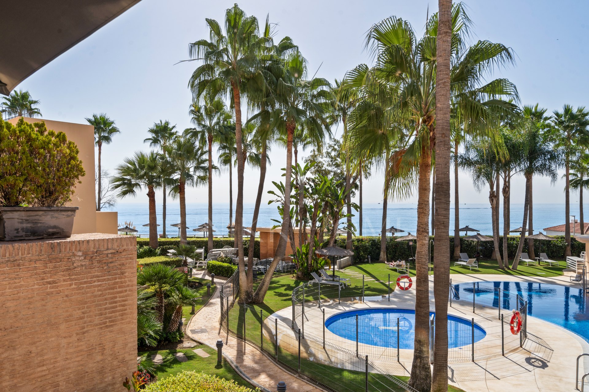 Elegant Duplex Penthouse with Private Pool – Frontline Beach in Bahía de la Plata, Estepona