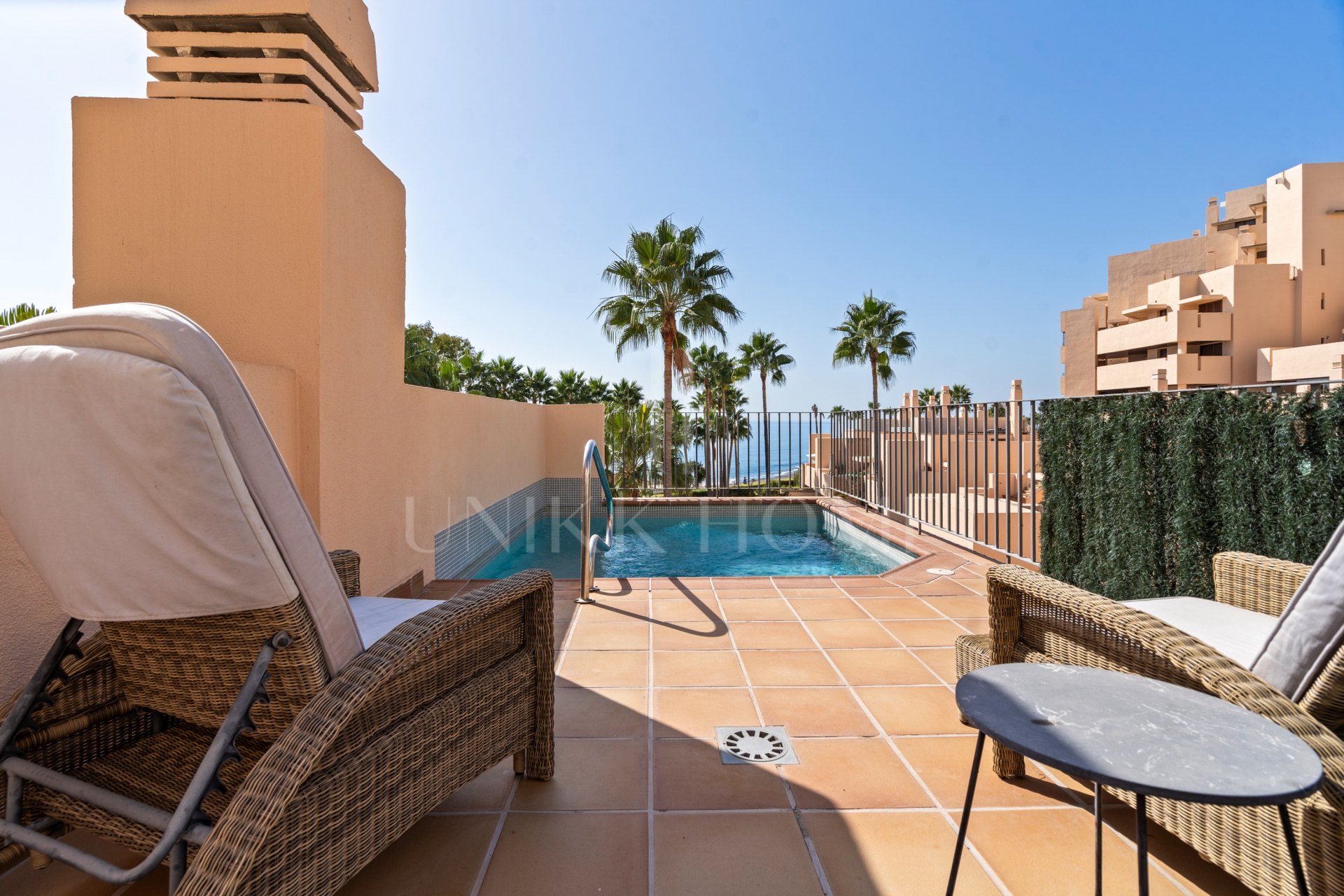 Elegant Duplex Penthouse with Private Pool – Frontline Beach in Bahía de la Plata, Estepona