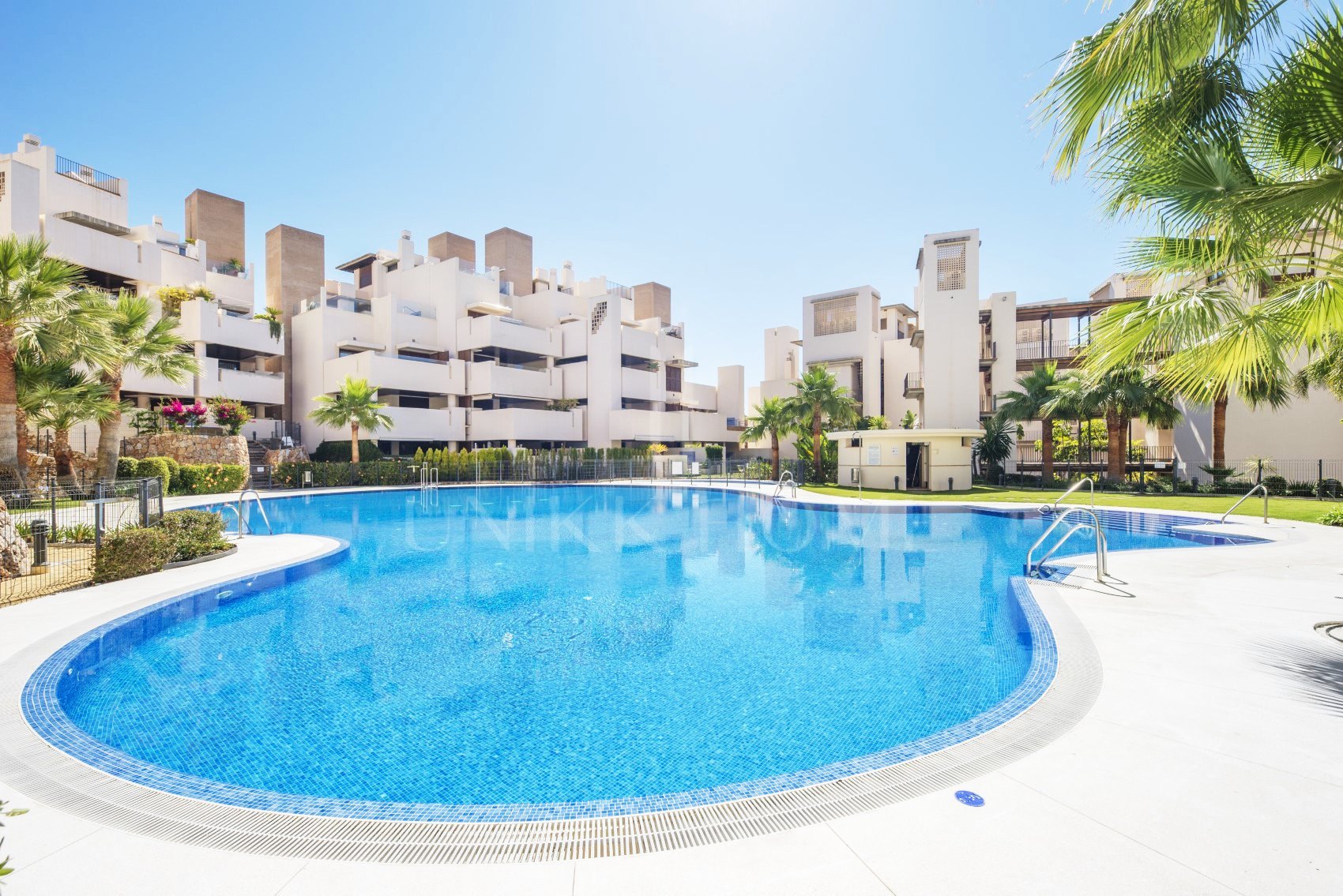 Elegant Duplex Penthouse with Private Pool – Frontline Beach in Bahía de la Plata, Estepona