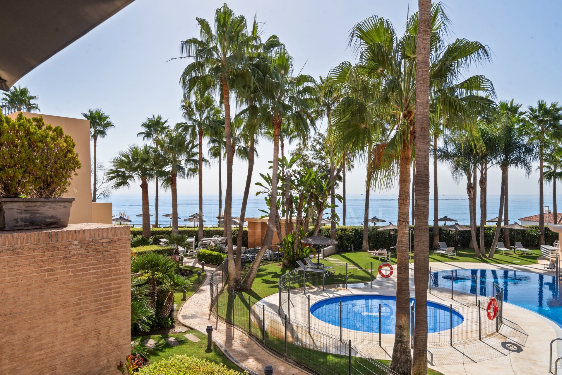 Elegant Duplex Penthouse with Private Pool – Frontline Beach in Bahía de la Plata, Estepona