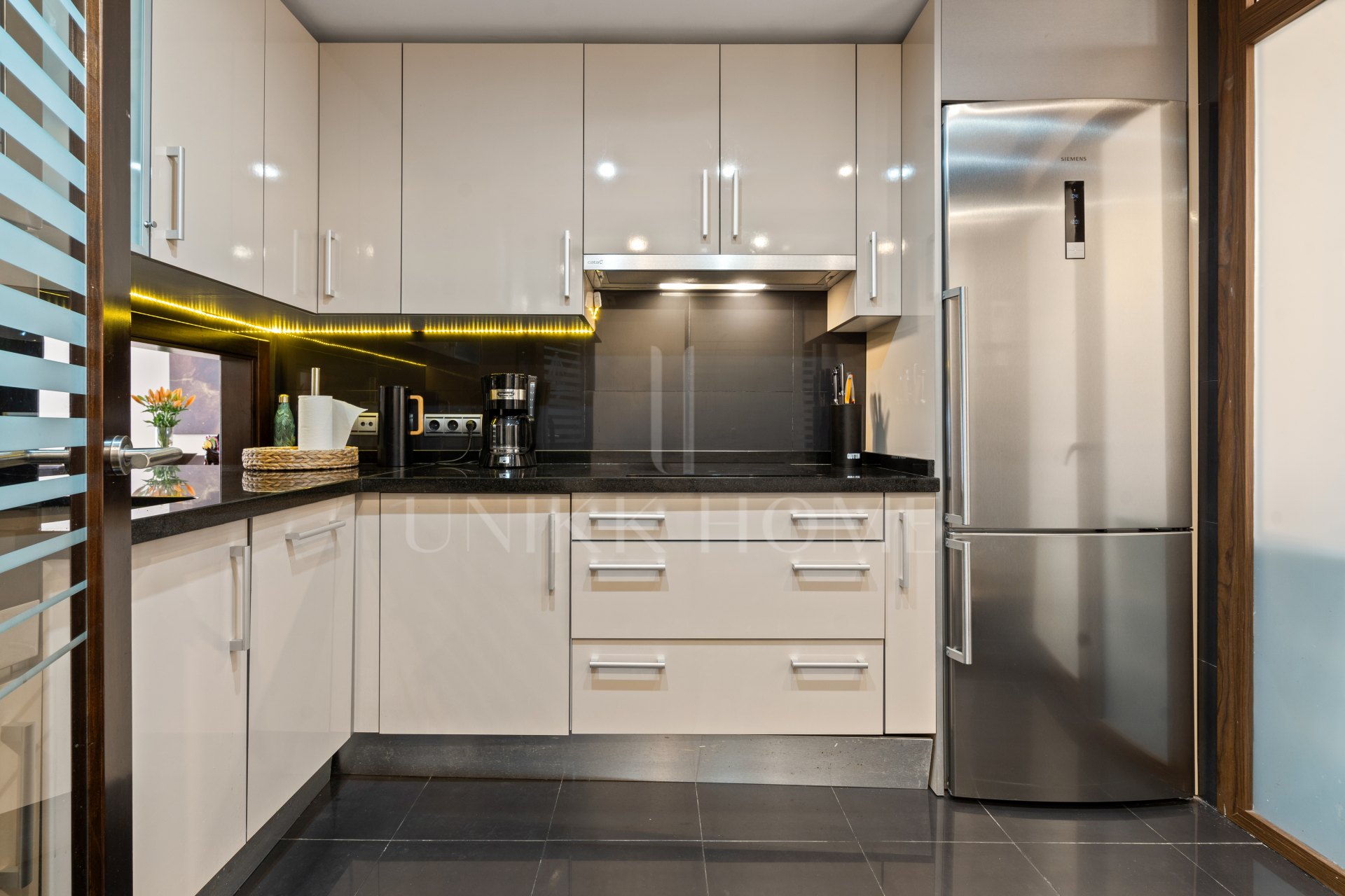 Elegant Duplex Penthouse with Private Pool – Frontline Beach in Bahía de la Plata, Estepona