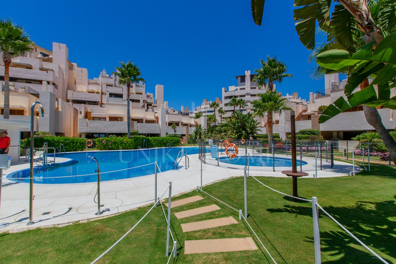 Elegant Duplex Penthouse with Private Pool – Frontline Beach in Bahía de la Plata, Estepona