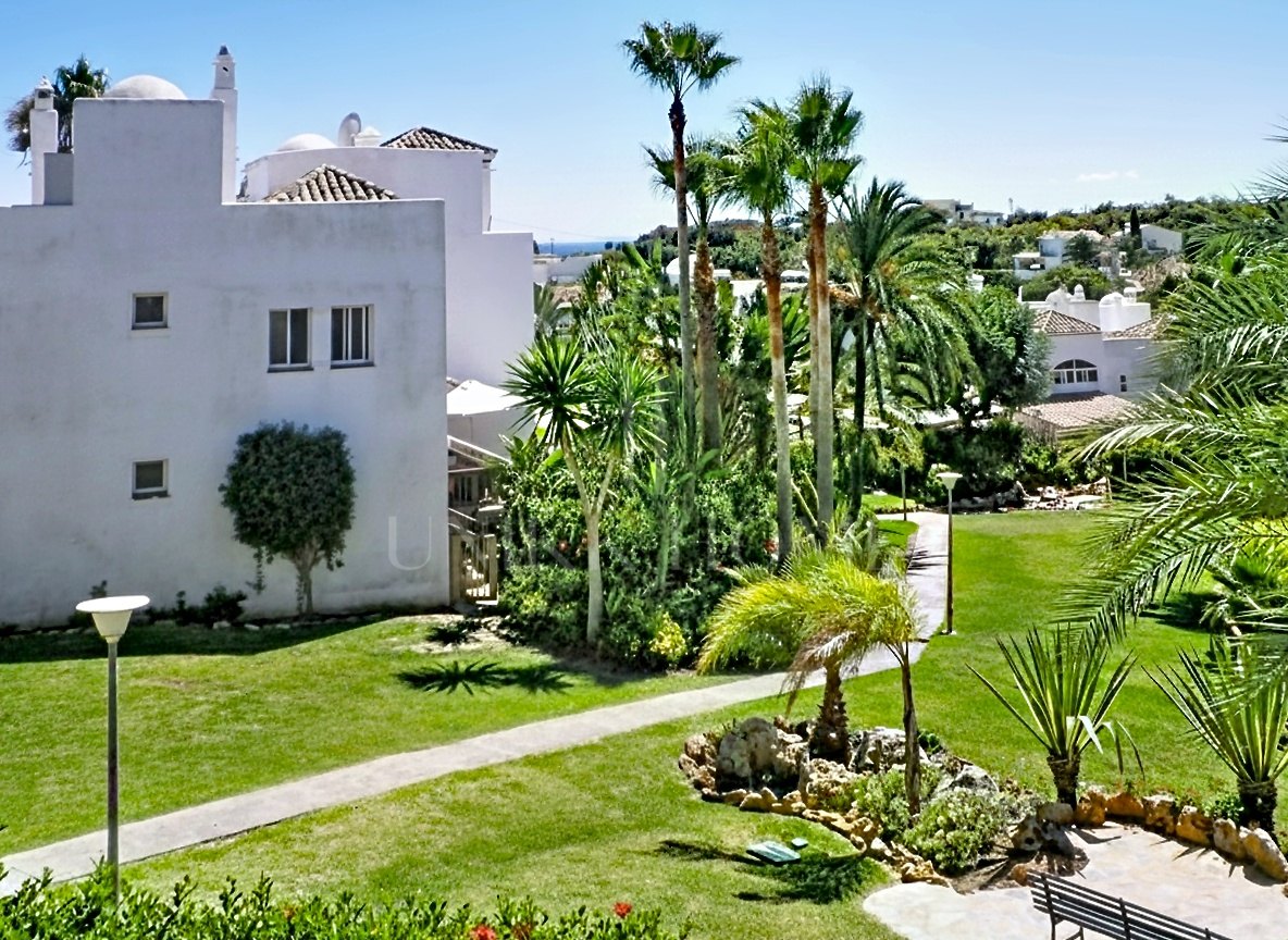 5-bedroom townhouse with private garden and magnificent communal areas - 500 meters from the sea - El Padron