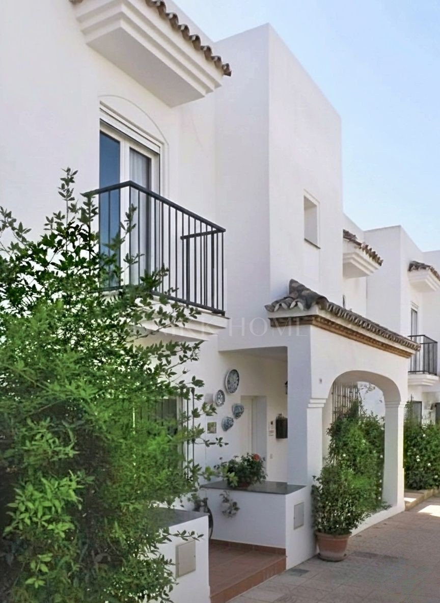 5-bedroom townhouse with private garden and magnificent communal areas - 500 meters from the sea - El Padron