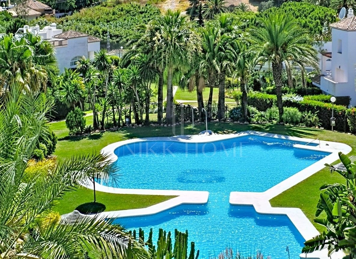 5-bedroom townhouse with private garden and magnificent communal areas - 500 meters from the sea - El Padron