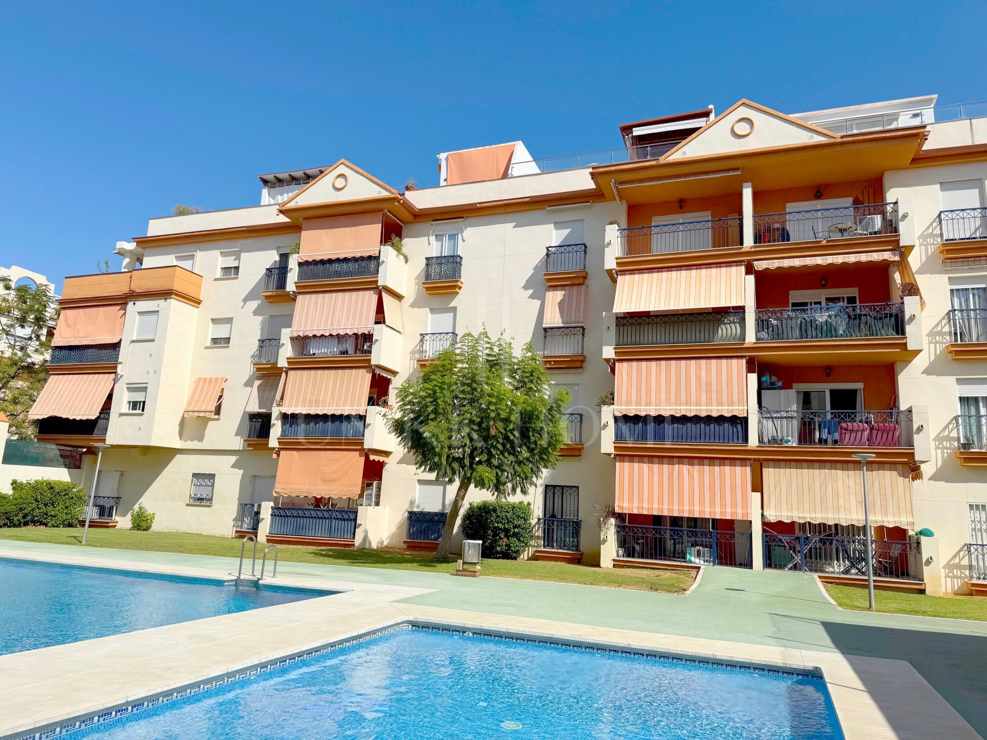 4 Bedrooms Penthouse with Solarium in Estepona Center - 3 minutes walk to the beach