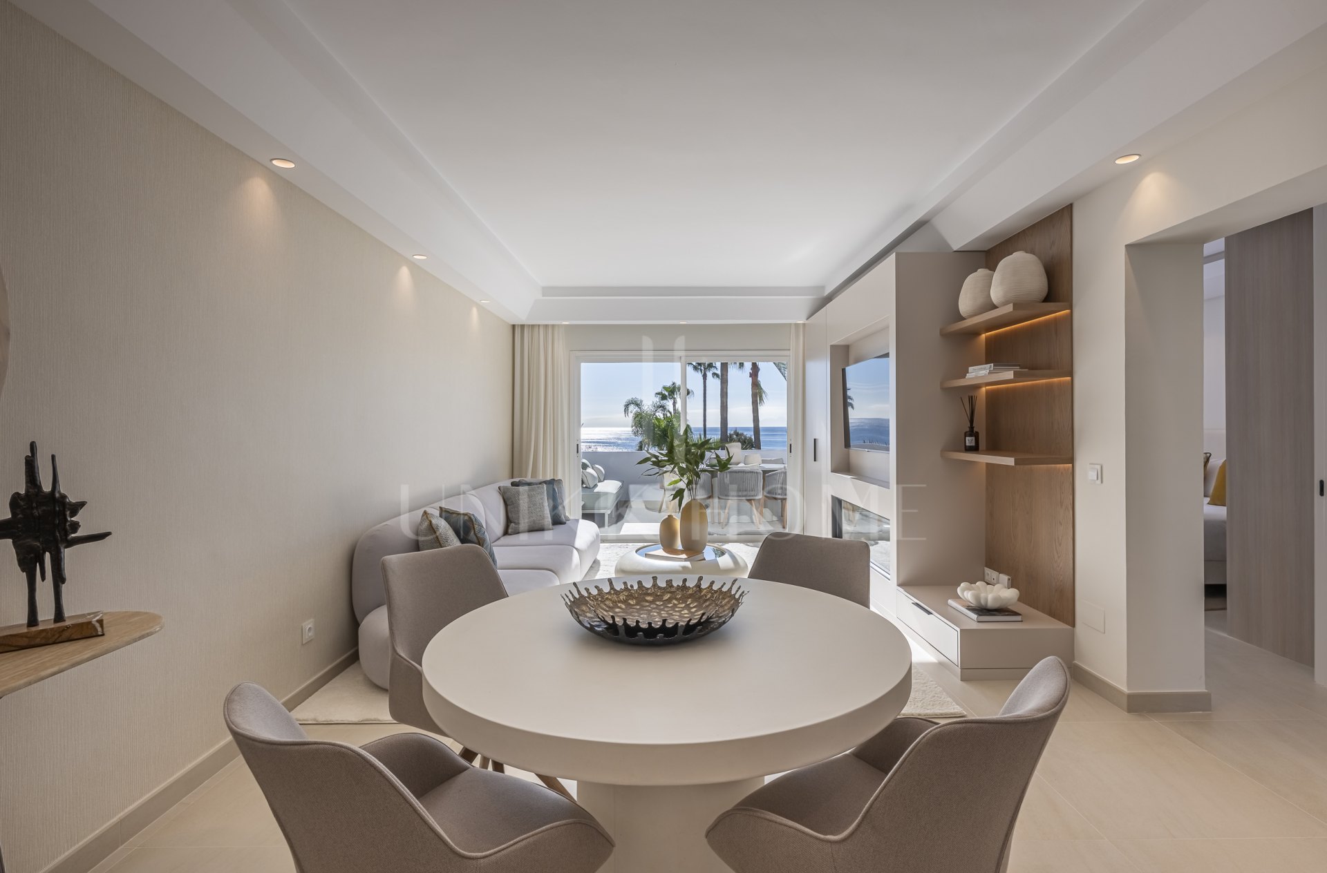 Elegante Apartamento Frente al Mar con Vistas al Mediterráneo – Costalita Estepona