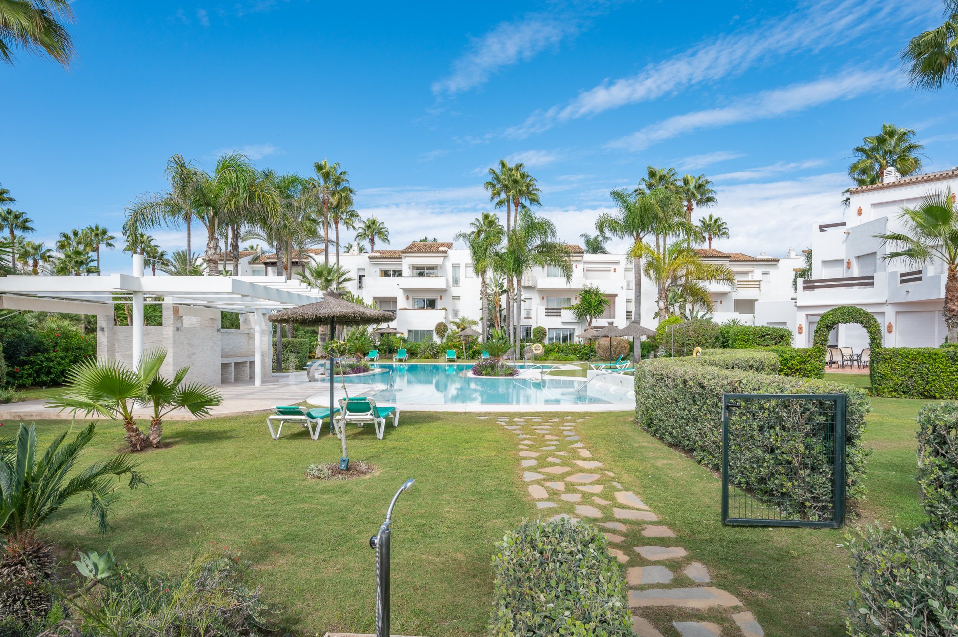 Elegante Apartamento Frente al Mar con Vistas al Mediterráneo – Costalita Estepona