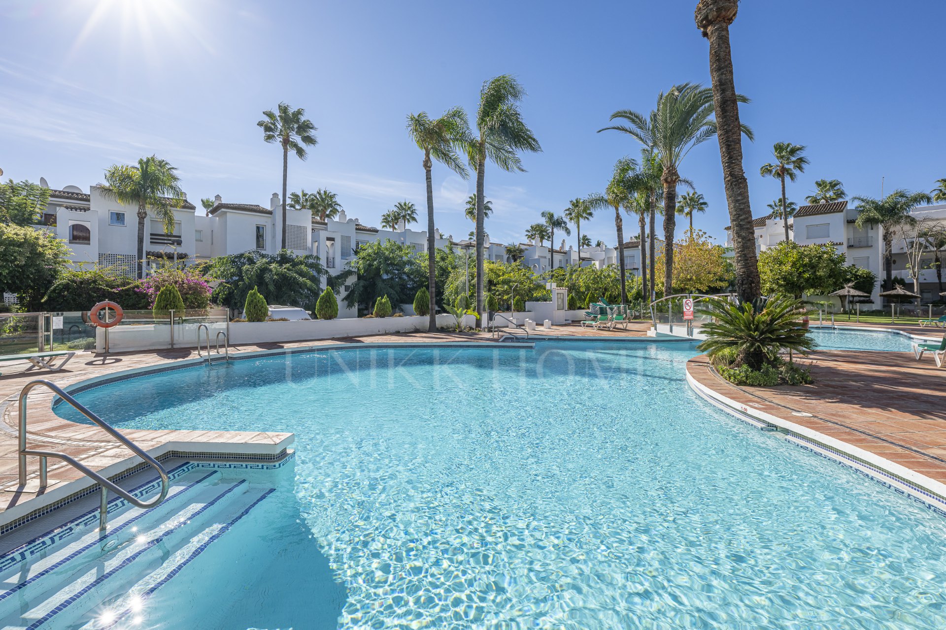 Elegante Apartamento Frente al Mar con Vistas al Mediterráneo – Costalita Estepona