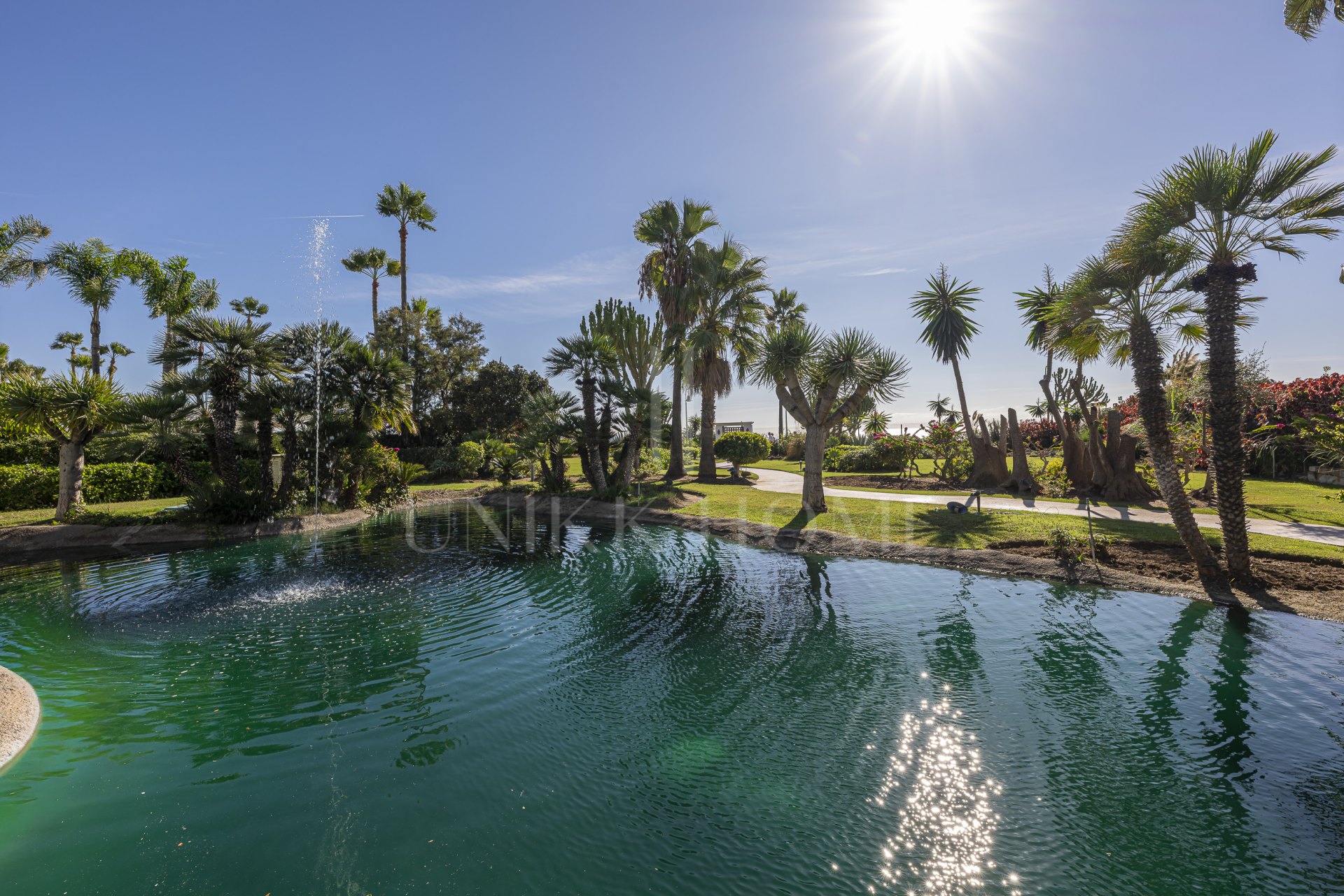 Elegante Apartamento Frente al Mar con Vistas al Mediterráneo – Costalita Estepona