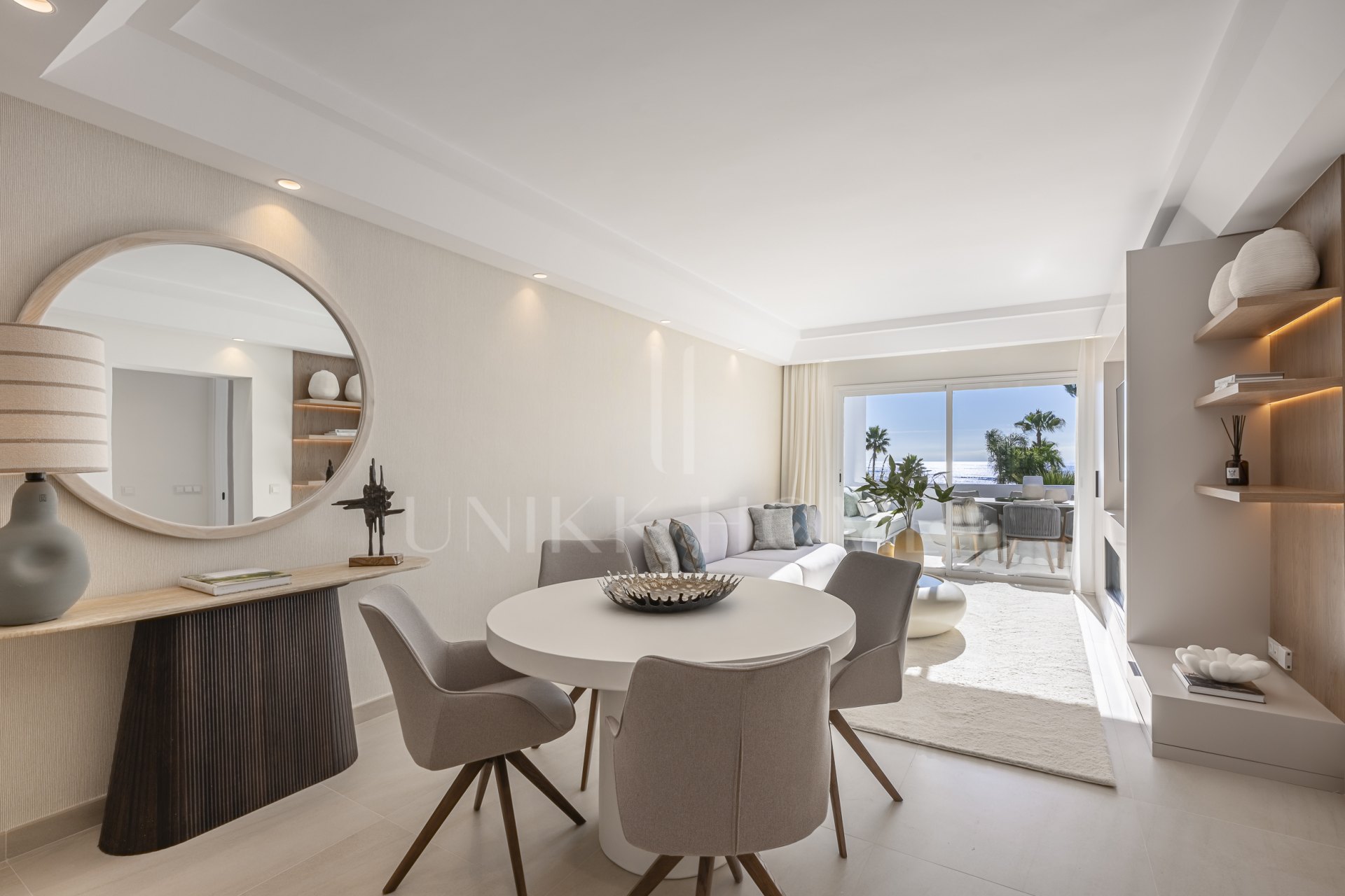 Elegante Apartamento Frente al Mar con Vistas al Mediterráneo – Costalita Estepona