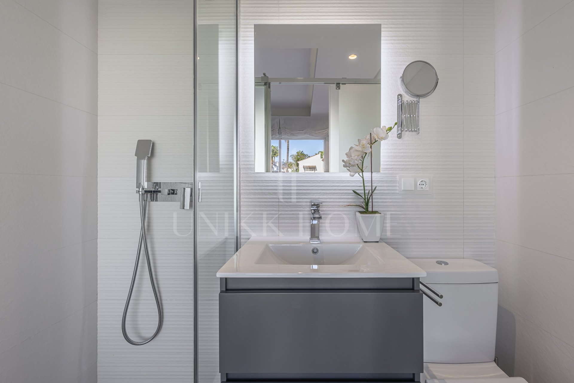 Elegante Apartamento Frente al Mar con Vistas al Mediterráneo – Costalita Estepona