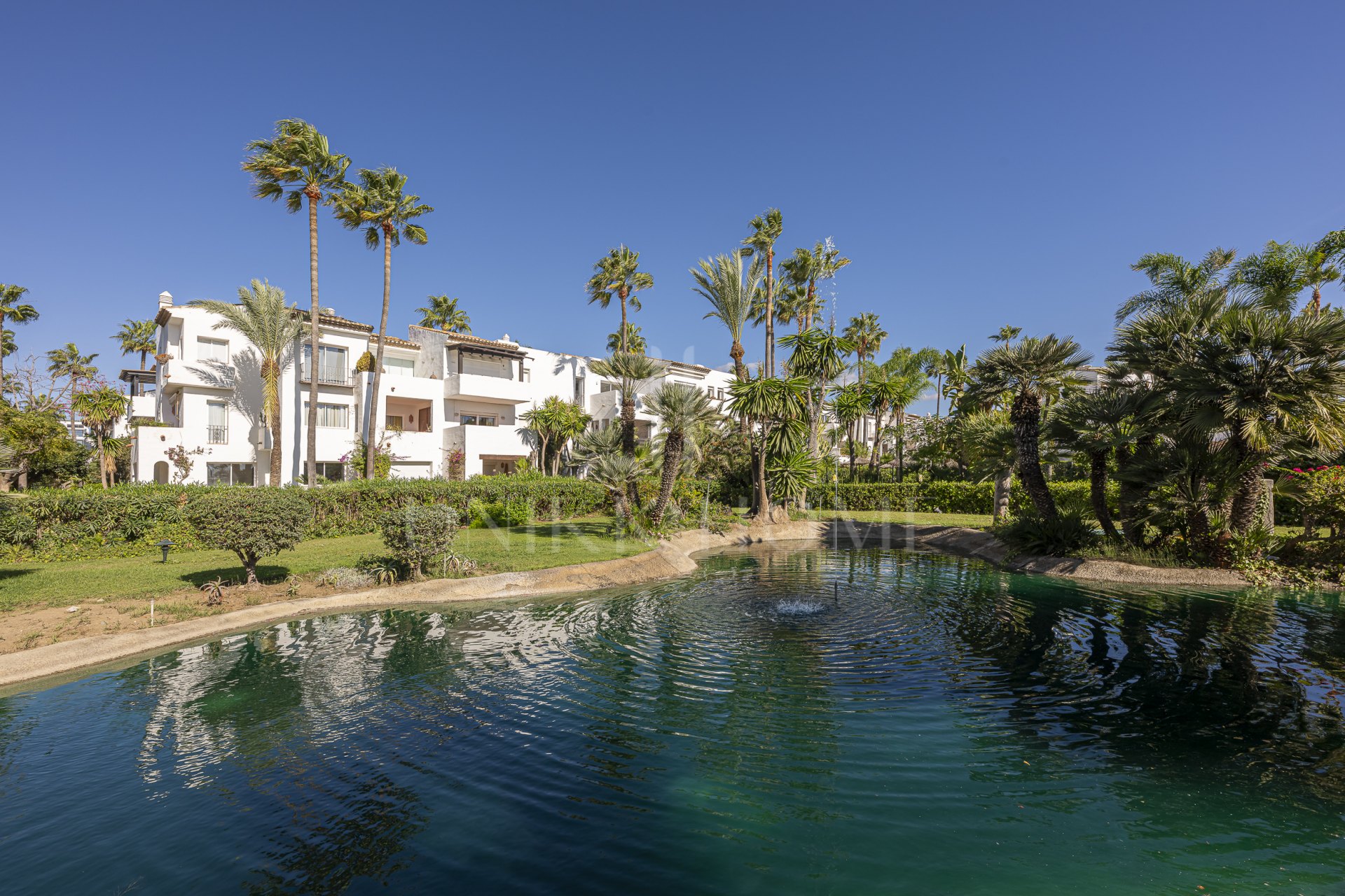 Elegante Apartamento Frente al Mar con Vistas al Mediterráneo – Costalita Estepona