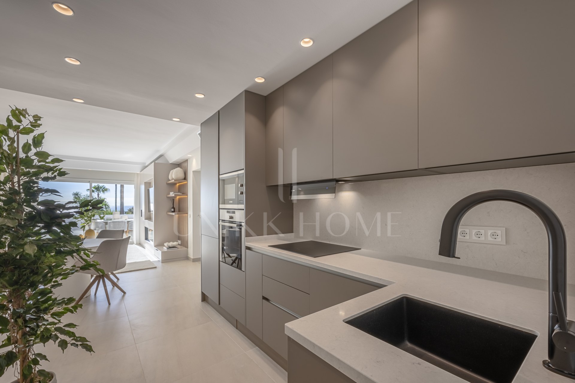 Elegante Apartamento Frente al Mar con Vistas al Mediterráneo – Costalita Estepona