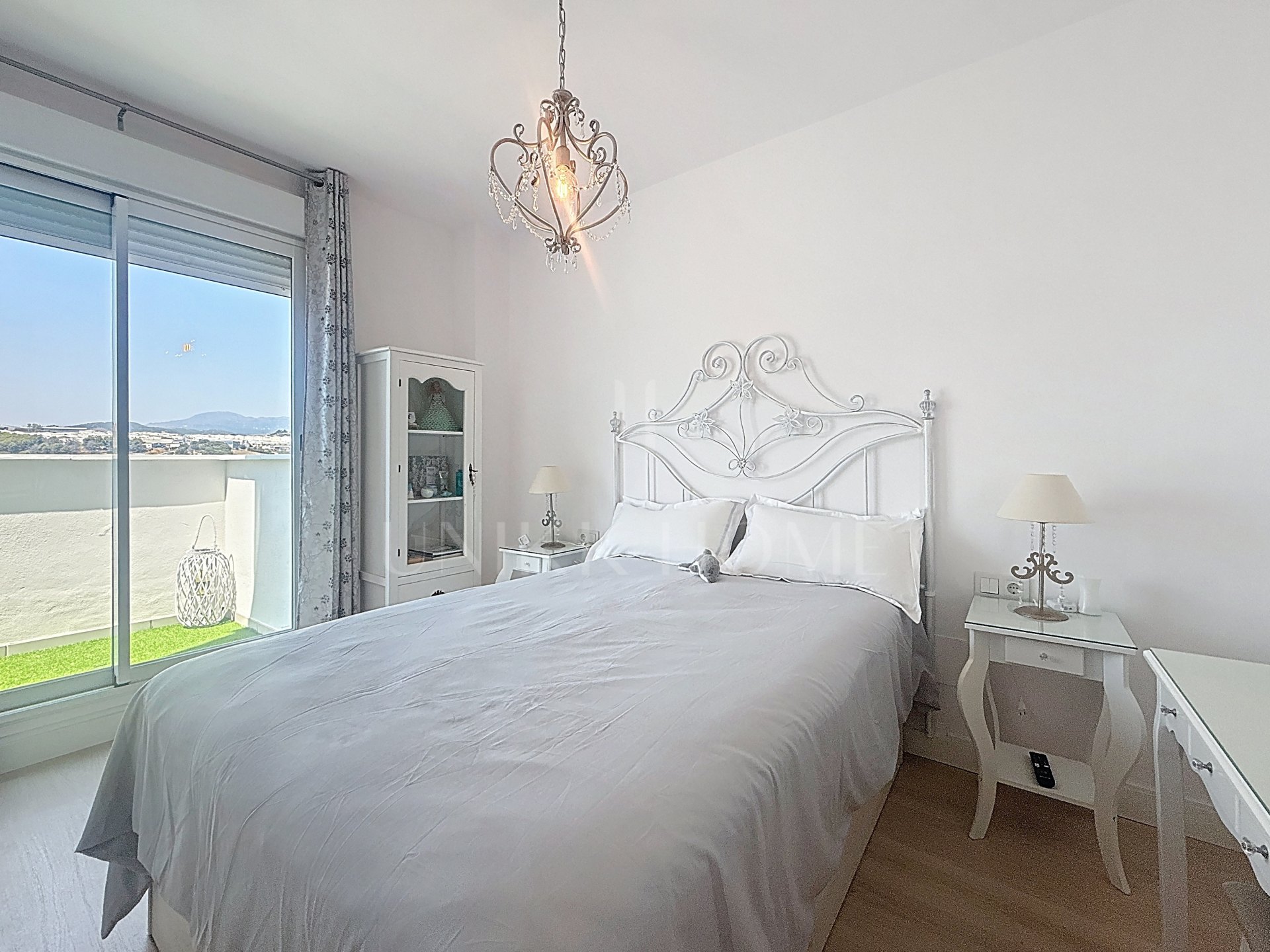 Ático de 3 dormitorios en el centro de Estepona a 5 minutos a pie de la playa - Construcción reciente