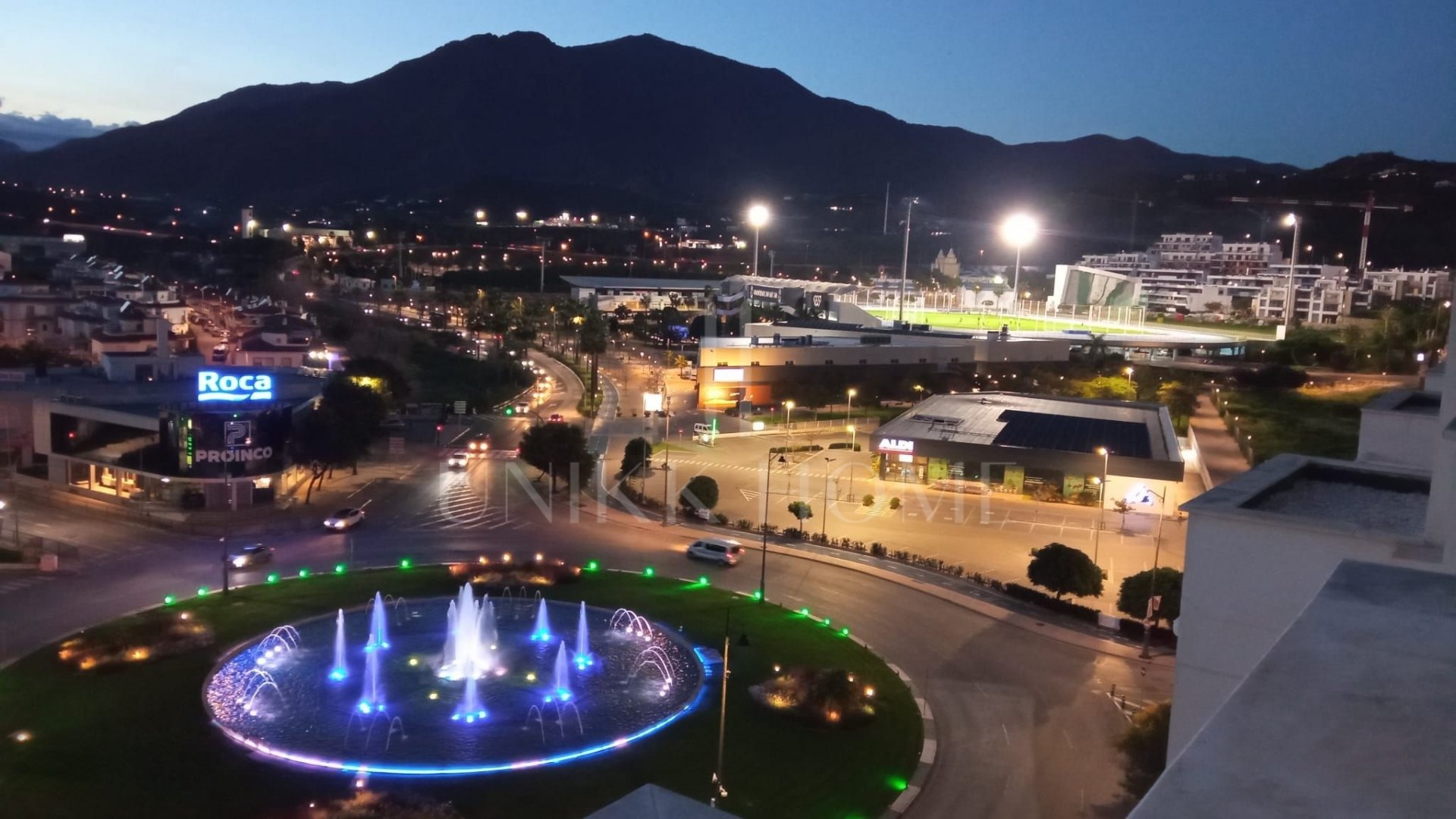 Ático de 3 dormitorios en el centro de Estepona a 5 minutos a pie de la playa - Construcción reciente