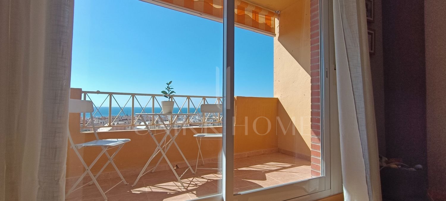 Amplio apartamento de cuatro dormitorios con vistas al mar en el centro de Estepona