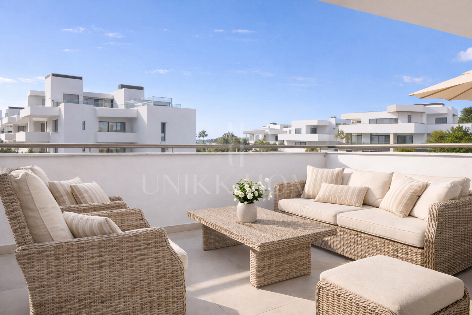 Ático Dúplex Moderno Listo para Entrar a Vivir con Vistas al Mar en Las Mesas, Estepona