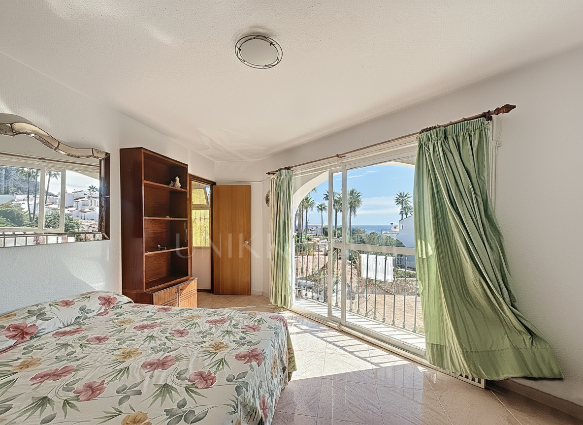 Townhouse on the Front Line of the Beach in Playa Paraíso, Manilva