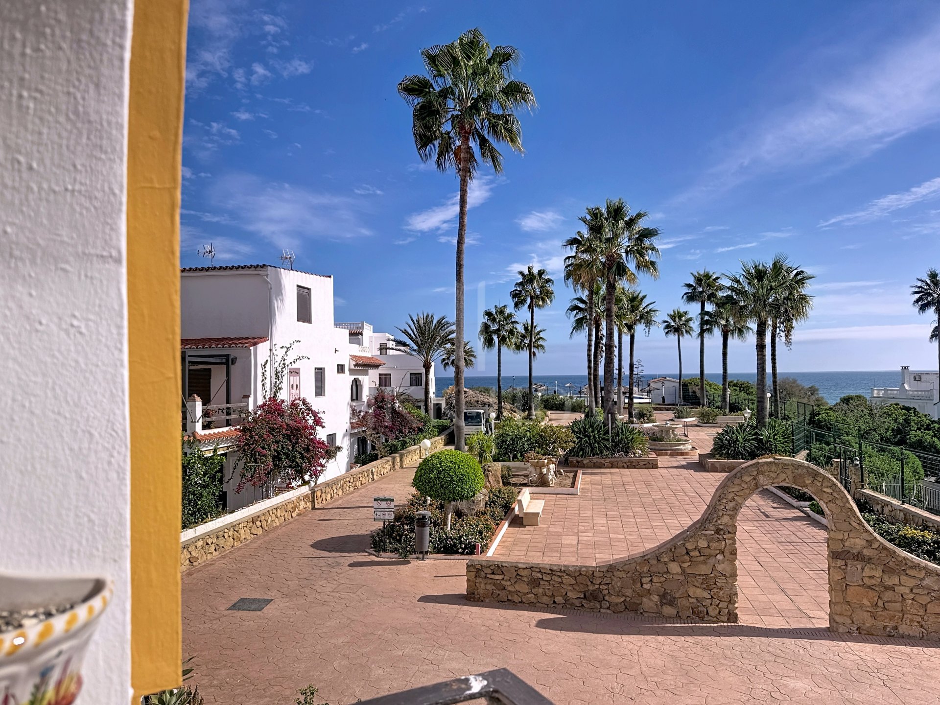 Townhouse on the Front Line of the Beach in Playa Paraíso, Manilva