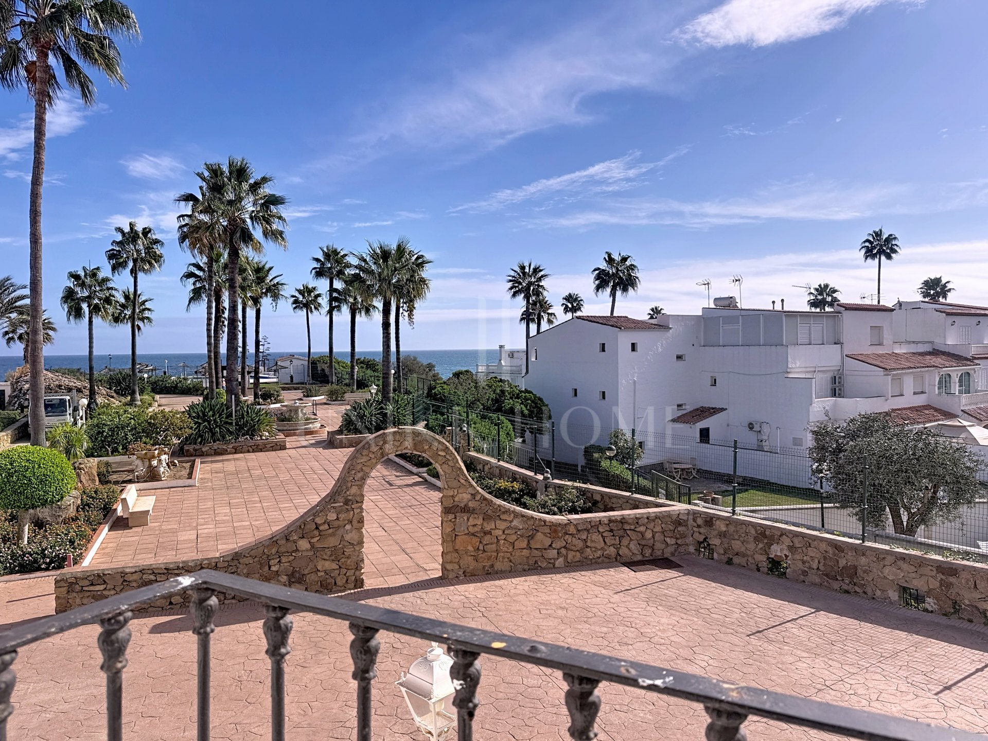 Townhouse on the Front Line of the Beach in Playa Paraíso, Manilva