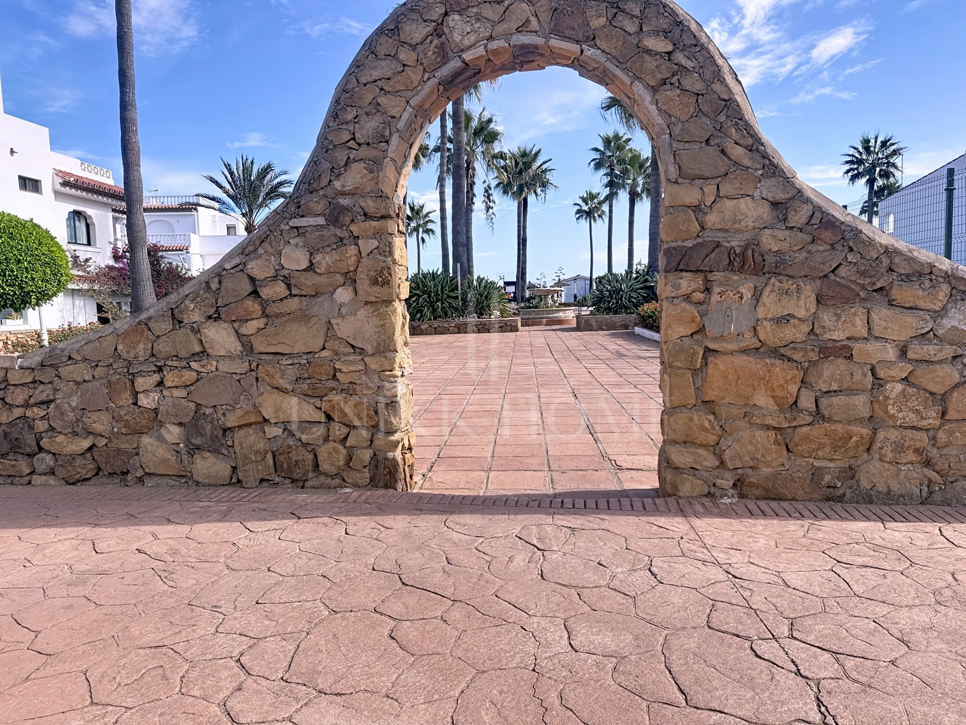 Townhouse on the Front Line of the Beach in Playa Paraíso, Manilva