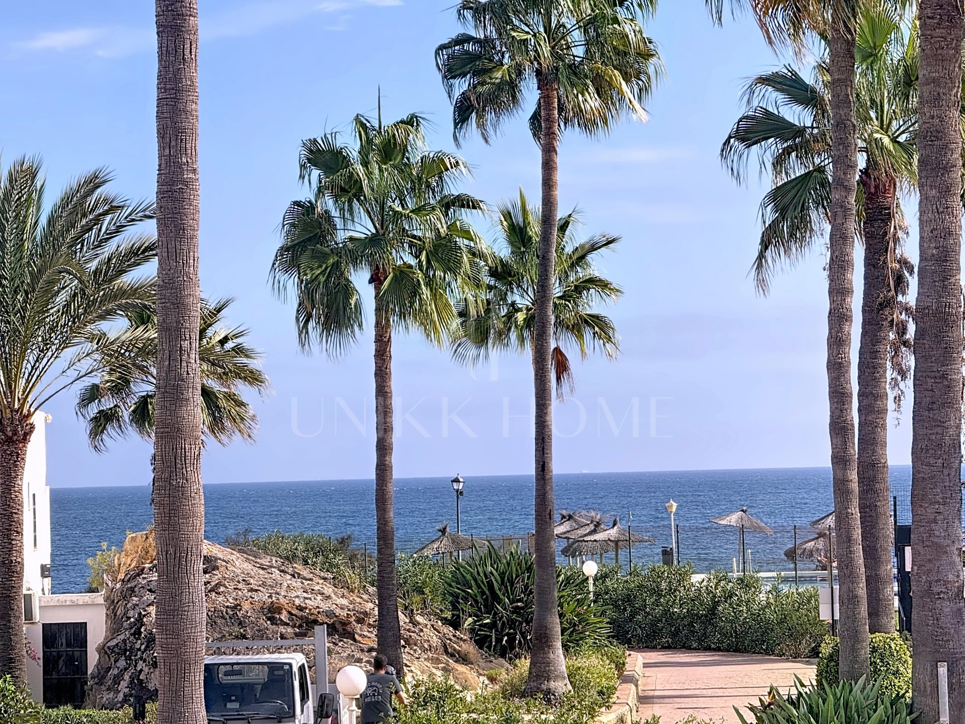 Townhouse on the Front Line of the Beach in Playa Paraíso, Manilva