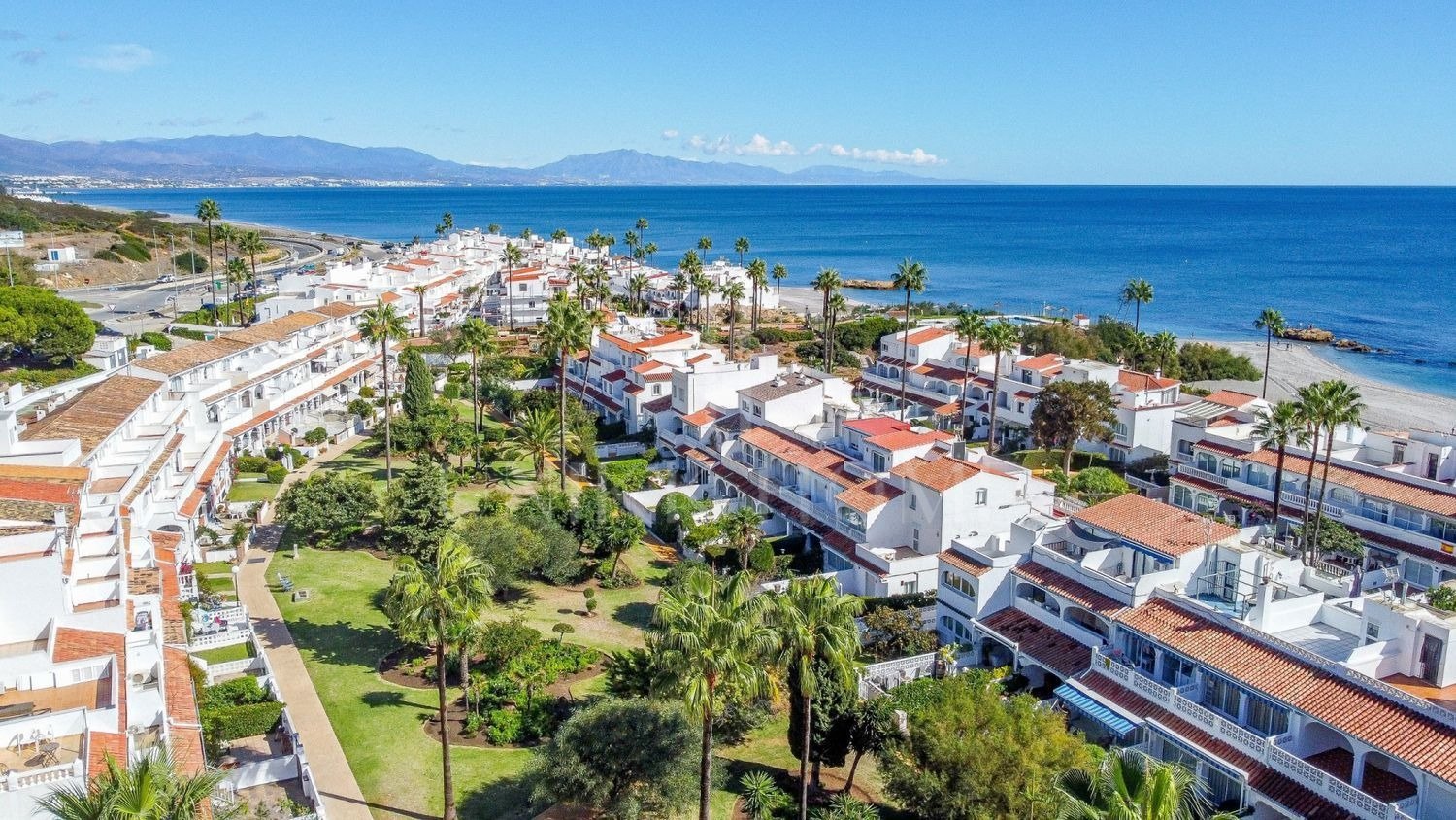 Townhouse on the Front Line of the Beach in Playa Paraíso, Manilva