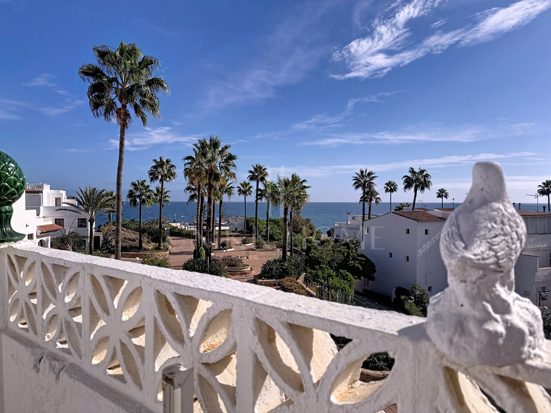 Townhouse on the Front Line of the Beach in Playa Paraíso, Manilva