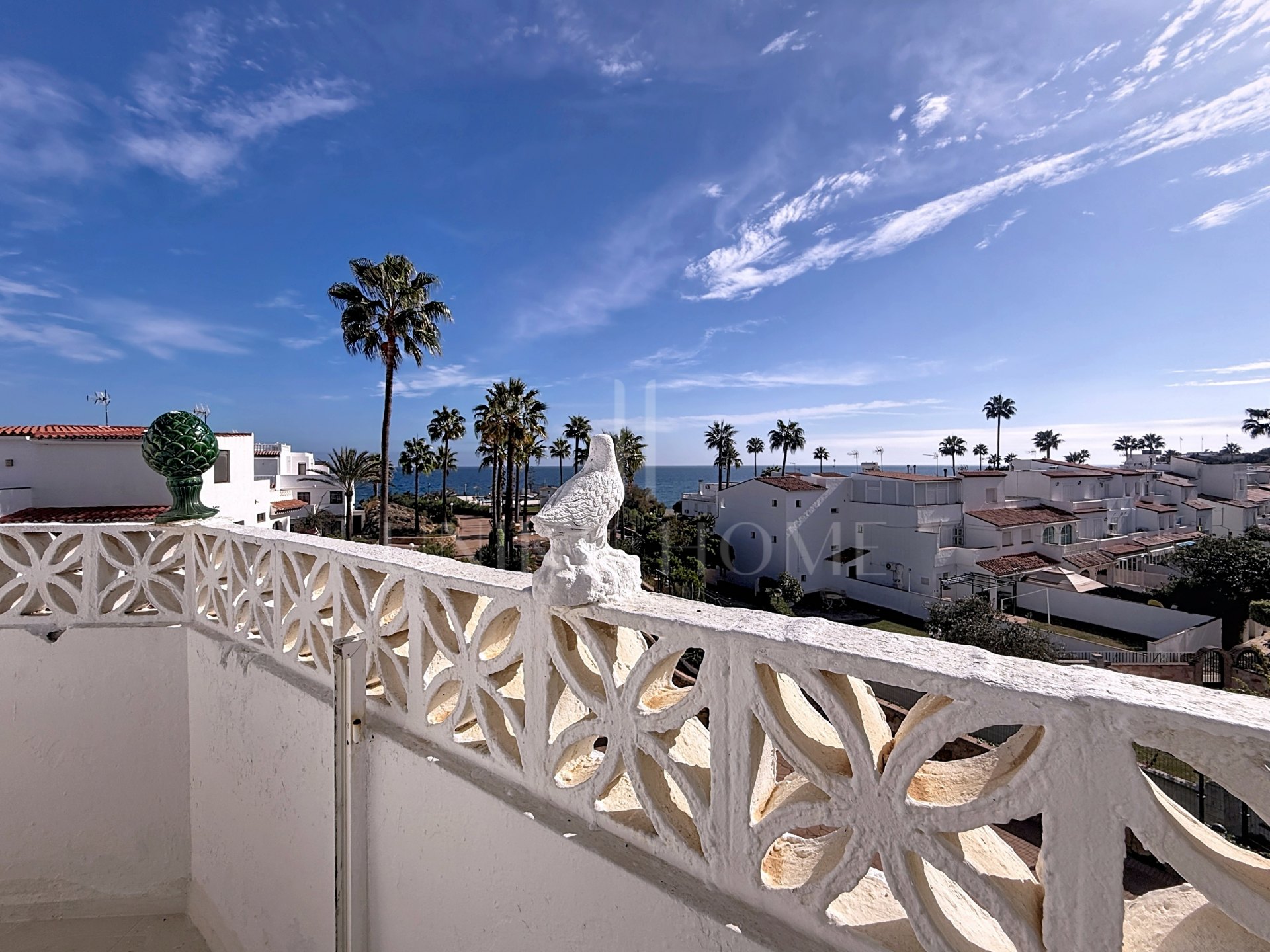 Townhouse on the Front Line of the Beach in Playa Paraíso, Manilva