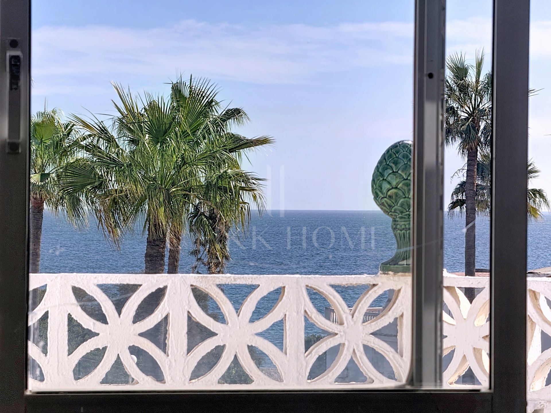 Townhouse on the Front Line of the Beach in Playa Paraíso, Manilva