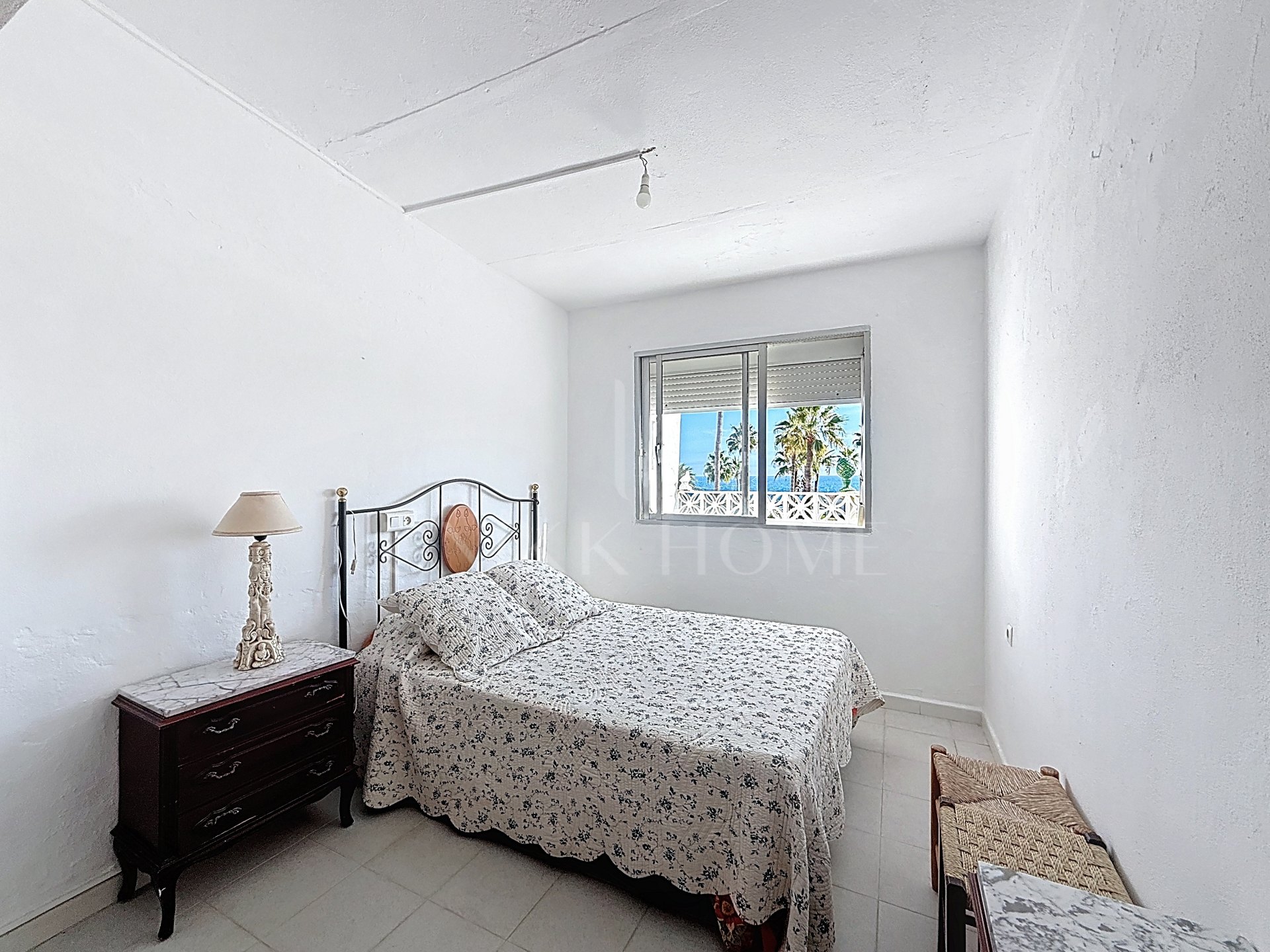 Townhouse on the Front Line of the Beach in Playa Paraíso, Manilva