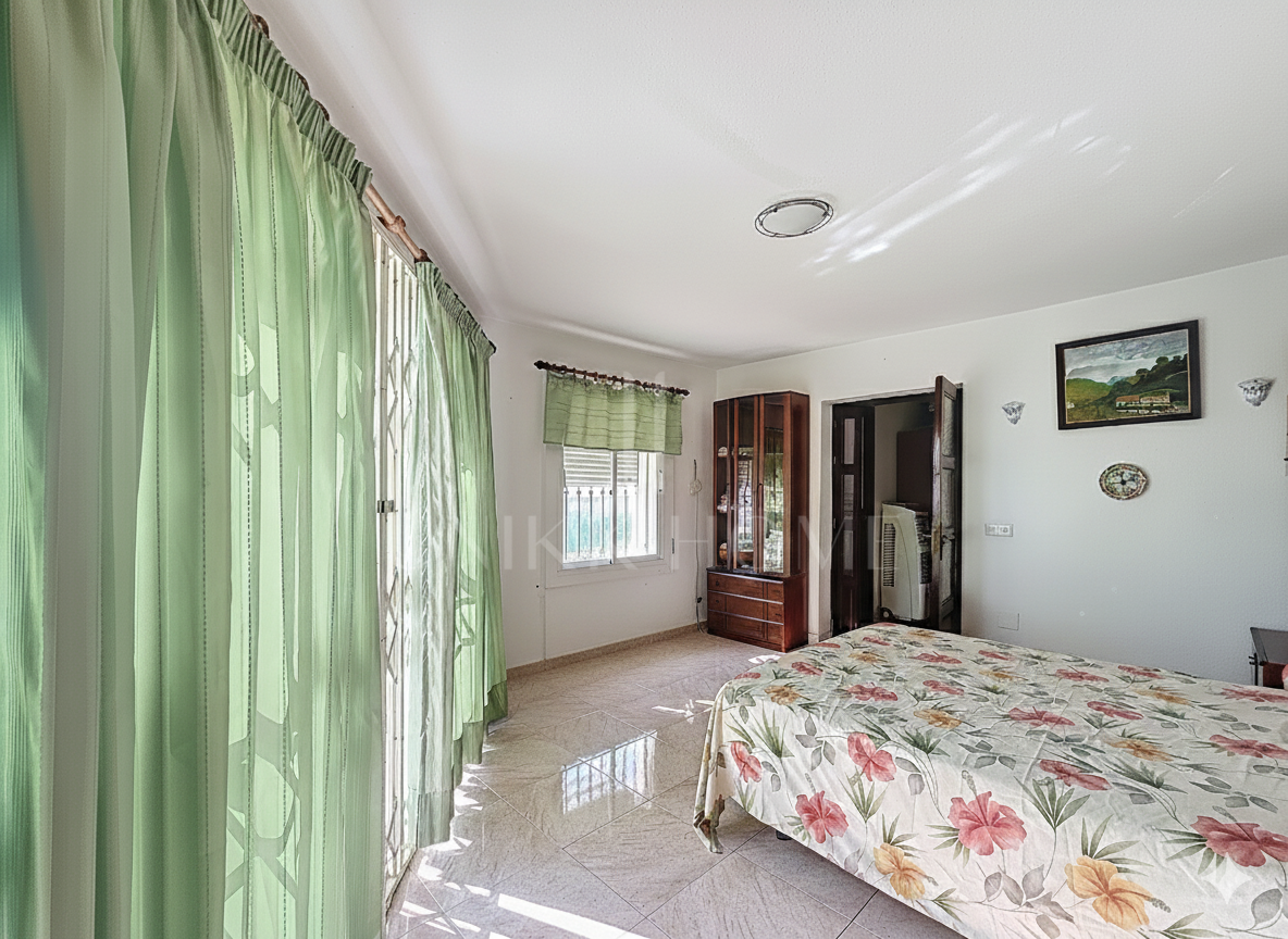 Townhouse on the Front Line of the Beach in Playa Paraíso, Manilva