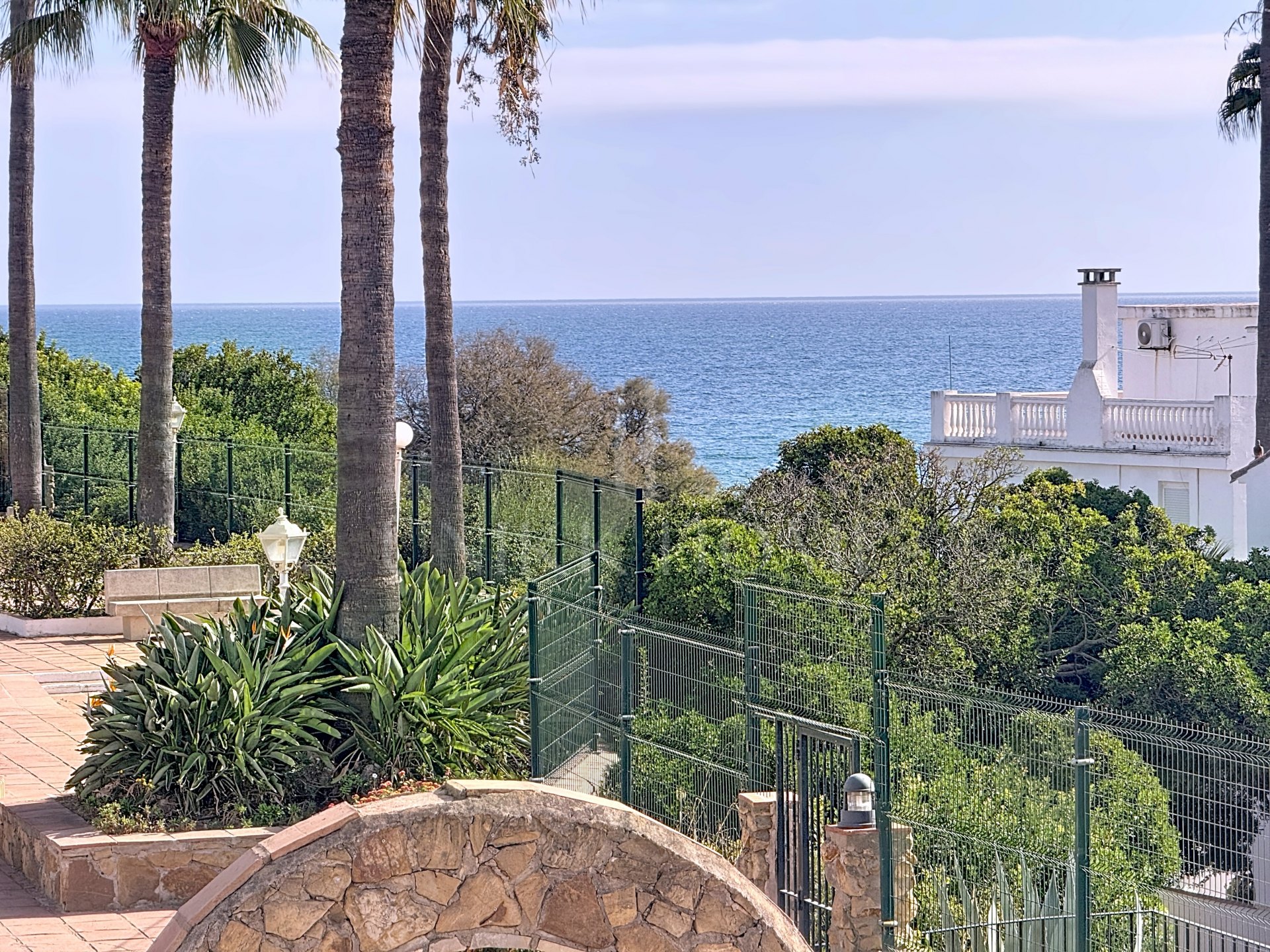 Townhouse on the Front Line of the Beach in Playa Paraíso, Manilva