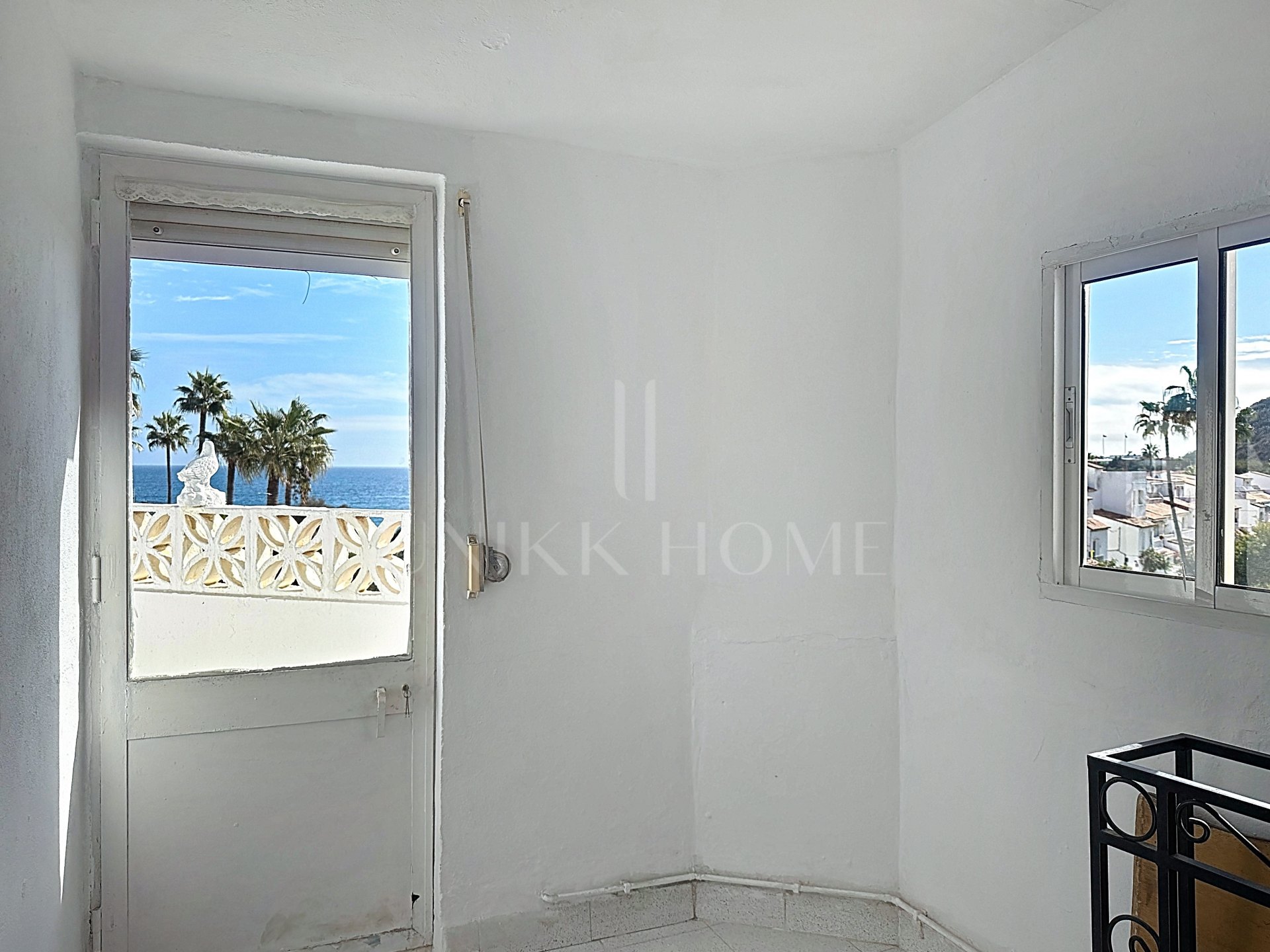 Townhouse on the Front Line of the Beach in Playa Paraíso, Manilva