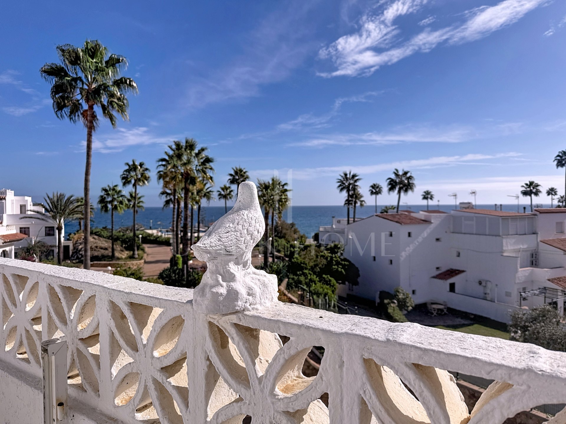 Townhouse on the Front Line of the Beach in Playa Paraíso, Manilva
