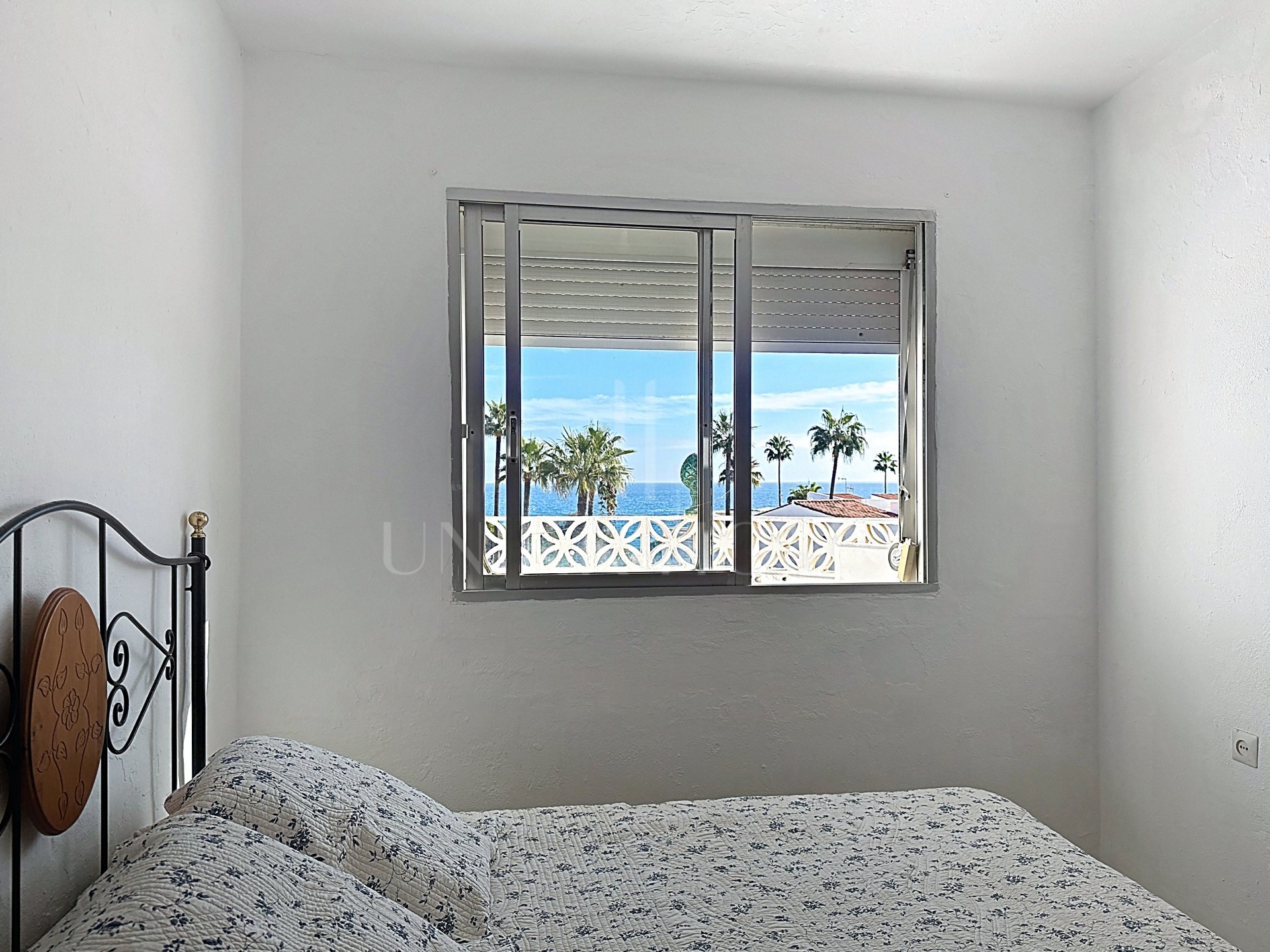 Townhouse on the Front Line of the Beach in Playa Paraíso, Manilva