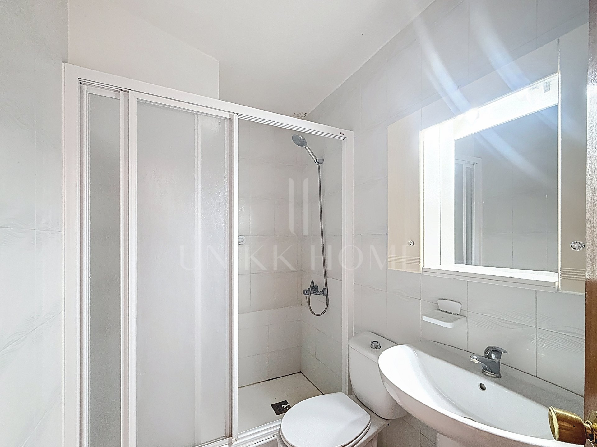 Townhouse on the Front Line of the Beach in Playa Paraíso, Manilva