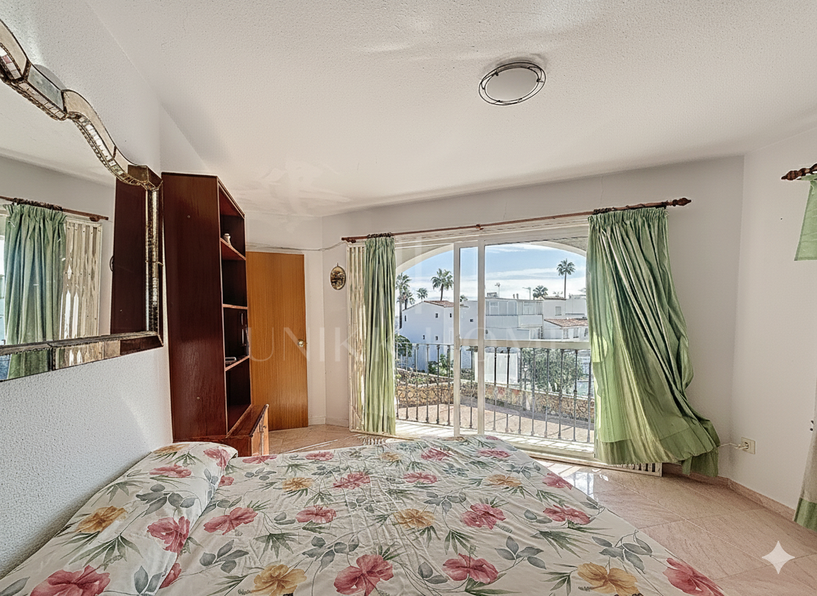 Townhouse on the Front Line of the Beach in Playa Paraíso, Manilva