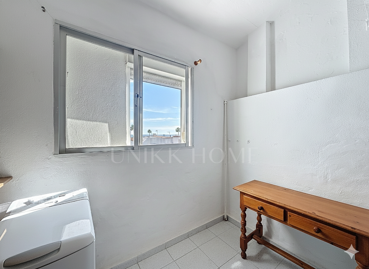 Townhouse on the Front Line of the Beach in Playa Paraíso, Manilva